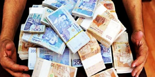 موظف يختلس 200 مليون ويفر هاربا إلى الخارج