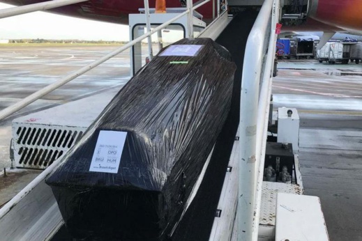 عائلة مغربية مقيمة بإسبانيا تتفاجأ بضياع نعش لجثمان قريب لها عائلة مغربية مقيمة بإسبانيا تتفاجأ بضياع نعش لجثمان قريب لها