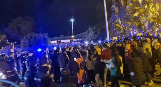 سكان مليلية يحتجون من جديد على السلطات الاسبانية ويطالبون بفتح الحدود سكان مليلية يحتجون من جديد على السلطات الاسبانية ويطالبون بفتح الحدود