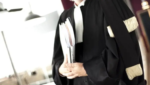 سابقة.. شرطي يهين محاميا وزوجته ويقتاده للإعتقال سابقة.. شرطي يهين محاميا وزوجته ويقتاده للإعتقال