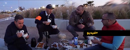 شاهدوا.. الرحموني يتناول وجبة الإفطار مع حارس أمن بالكورنيش