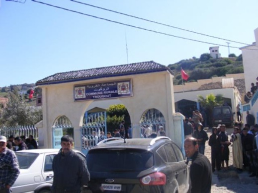 استياء عارم بجماعة اتروكوت بعد إزالة مصابيح الإنارة العمومية استياء عارم بجماعة اتروكوت بعد إزالة مصابيح الإنارة العمومية