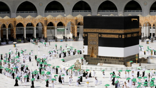 وزارة الحج والعمرة السعودية تمنع المعتمرين من التصوير وتدعو إلى التفرغ للعبادة وزارة الحج والعمرة السعودية تمنع المعتمرين من التصوير وتدعو إلى التفرغ للعبادة