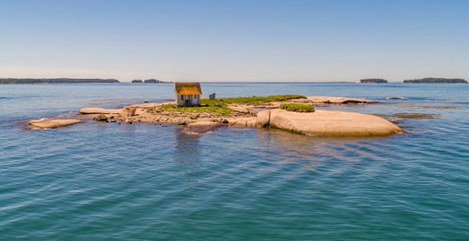 صور.. أمريكي يعرض جزيرته للبيع لمن يستطيع أن يبيت فيها ليلة لوحده صور.. أمريكي يعرض جزيرته للبيع لمن يستطيع أن يبيت فيها ليلة لوحده