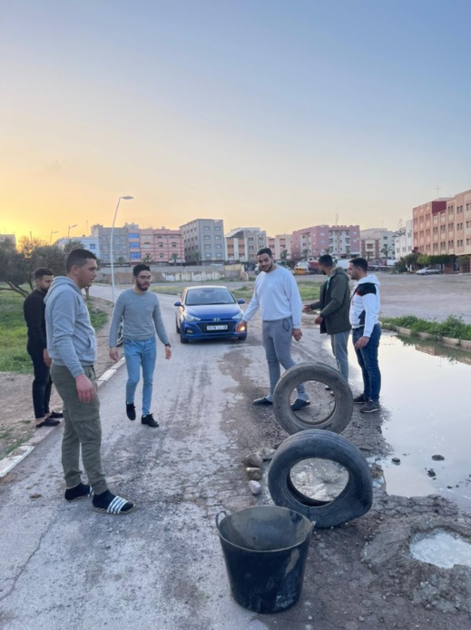 بعدما فقدوا الثقة في مجلسهم.. شباب سلوان يصلحون الشوارع المهترئة 