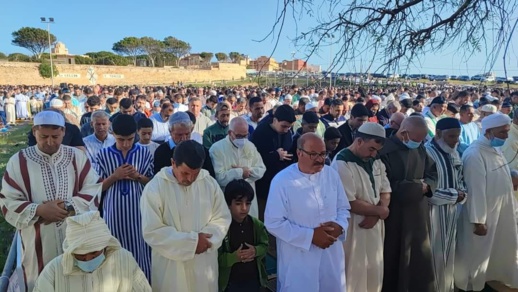 ساكنة مليلية المحتلة تؤدي صلاة عيد الفطر في أجواء روحانية وعائلية