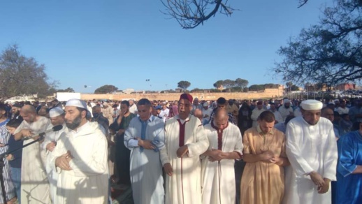 ساكنة مليلية المحتلة تؤدي صلاة عيد الفطر في أجواء روحانية وعائلية