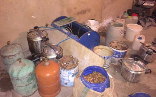 الدرك يداهم مستودعا سريا لإعداد مسكر "الماحيا" الدرك يداهم مستودعا سريا لإعداد مسكر "الماحيا"