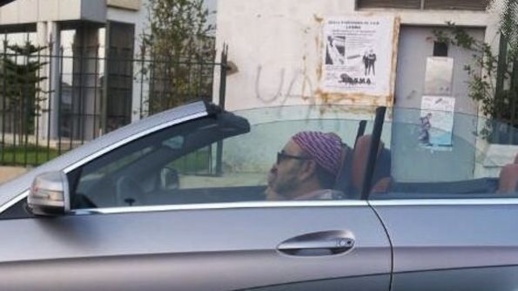 الأمن يوقف أشخاصا اعترضوا سيارة الملك محمد السادس الأمن يوقف أشخاصا اعترضوا سيارة الملك محمد السادس