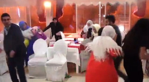 اقتحام عرس بالسيوف يخلف إصابات وذعرا وسط الحاضرين اقتحام عرس بالسيوف يخلف إصابات وذعرا وسط الحاضرين