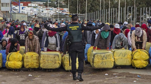 أيام قبل افتتاح المعبر.. إسبانيا ترضخ للمغرب حول التهريب المعيشي من مليلية أيام قبل افتتاح المعبر.. إسبانيا ترضخ للمغرب حول التهريب المعيشي من مليلية