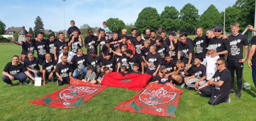 شاهدوا.. فرحة كبيرة في ألمانيا بمناسبة تأهل نادي مغربي ب "دوسلدورف" لبطولة أوبرليغا شاهدوا.. فرحة كبيرة في ألمانيا بمناسبة تأهل نادي مغربي ب "دوسلدورف" لبطولة أوبرليغا