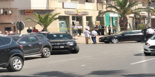 تفاصيل مثيرة.. اعتقال شخص حاول السطو على وكالة بنكية باستعمال السلاح الأبيض تفاصيل مثيرة.. اعتقال شخص حاول السطو على وكالة بنكية باستعمال السلاح الأبيض