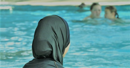 فرنسا تمنع ارتداء البوركيني في المسابح فرنسا تمنع ارتداء البوركيني في المسابح