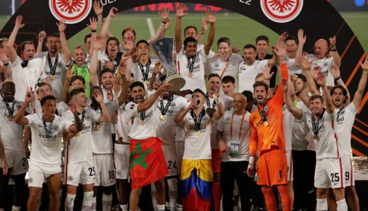 أيمن برقوق يتوج بكأس اليوروبا ليغ رفقة فريقه فرنكفورت ويرفع العلم الوطني أيمن برقوق يتوج بكأس اليوروبا ليغ رفقة فريقه فرنكفورت ويرفع العلم الوطني