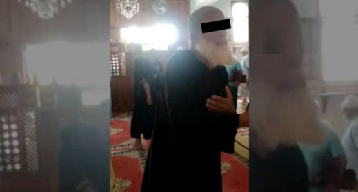 فيديو.. مغربي يدعي أنه رسول الله بعد محمد (ص) ويقتحم مسجدا داعيا إلى الإيمان به فيديو.. مغربي يدعي أنه رسول الله بعد محمد (ص) ويقتحم مسجدا داعيا إلى الإيمان به
