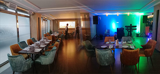 مولن يفتتح مطعما فاخرا بمواصفات أوروبية ويقدم جميع الوجبات لزبنائه 