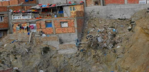 عامل الحسيمة يوقف رخص بناء شوهت المدينة و يطالب رئيس الجماعة باحترام القانون عامل الحسيمة يوقف رخص بناء شوهت المدينة و يطالب رئيس الجماعة باحترام القانون