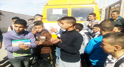 تلاميذ بجماعة تليليت يحتجون على سائق النقل المدرسي بعد محاولته دهس زميل لهم