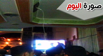 صورة اليوم : في سبيل عدم تفويت لقطة واحدة من المباراة.. متفرج يشحن هاتفه بطريقة عجيبة صورة اليوم : في سبيل عدم تفويت لقطة واحدة من المباراة.. متفرج يشحن هاتفه بطريقة عجيبة