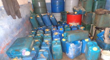 الدرك الملكي ببن الطيب يقتحم محلا بحي الزيتون ويصادر كمية مهمة من البنزين المهرب الدرك الملكي ببن الطيب يقتحم محلا بحي الزيتون ويصادر كمية مهمة من البنزين المهرب