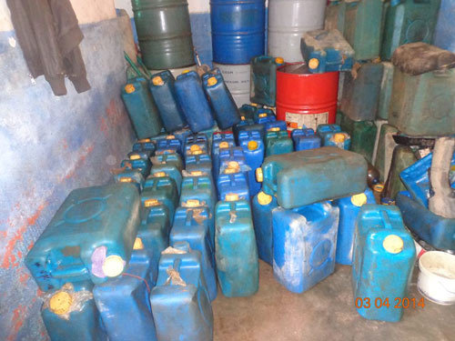 الدرك الملكي ببن الطيب يقتحم محلا بحي الزيتون ويصادر كمية مهمة من البنزين المهرب الدرك الملكي ببن الطيب يقتحم محلا بحي الزيتون ويصادر كمية مهمة من البنزين المهرب