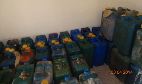 الدرك الملكي ببن الطيب يقتحم محلا بحي الزيتون ويصادر كمية مهمة من البنزين المهرب الدرك الملكي ببن الطيب يقتحم محلا بحي الزيتون ويصادر كمية مهمة من البنزين المهرب