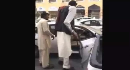 بالفيديو: كيف يركب أطول رجل في العالم التاكسي