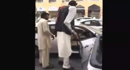 بالفيديو: كيف يركب أطول رجل في العالم التاكسي بالفيديو: كيف يركب أطول رجل في العالم التاكسي