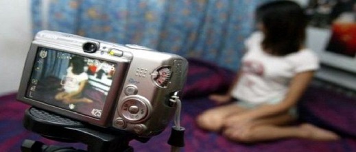 سجن أفراد شبكة تستغل القاصرات في تصوير الأفلام الإباحية وبيعها لمواقع بالخارج سجن أفراد شبكة تستغل القاصرات في تصوير الأفلام الإباحية وبيعها لمواقع بالخارج