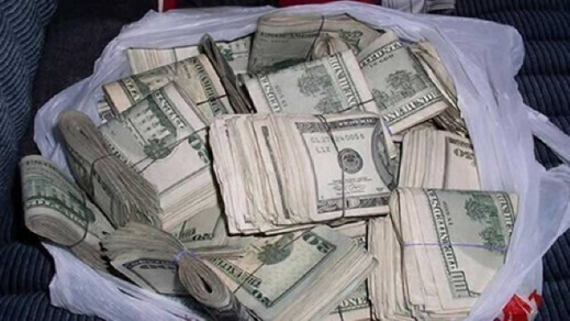قاصران يعثران على كيس مملوء بالأموال قاصران يعثران على كيس مملوء بالأموال
