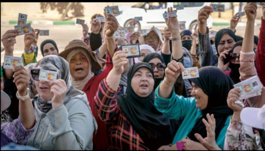 العمال المغاربة يحجون مجددا إلى المعبر الحدودي رفضا لشروط الدخول الجديدة