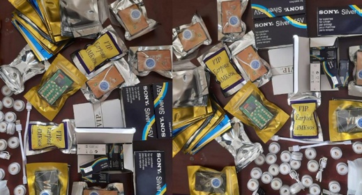 الأمن يعتقل طالبين لترويجهما أجهزة تستخدم في الغش في الامتحانات الأمن يعتقل طالبين لترويجهما أجهزة تستخدم في الغش في الامتحانات