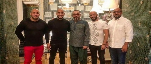 هذه حقيقة حضور الملك لزفاف أحد أفراد عائلة "أبو زعيتر" بفندق فخم في الناظور هذه حقيقة حضور الملك لزفاف أحد أفراد عائلة "أبو زعيتر" بفندق فخم في الناظور
