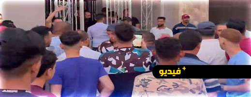 فيديو.. مئات الأشخاص يعنفون شابا يرتدي ملابس نسائية في العروي فيديو.. مئات الأشخاص يعنفون شابا يرتدي ملابس نسائية في العروي
