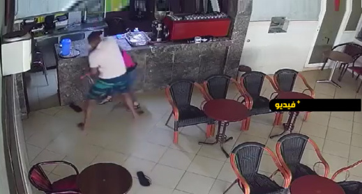 شاهدوا.. اعتداء خطير لشخص على نادلة بمقهى والأمن يدخل على الخط شاهدوا.. اعتداء خطير لشخص على نادلة بمقهى والأمن يدخل على الخط