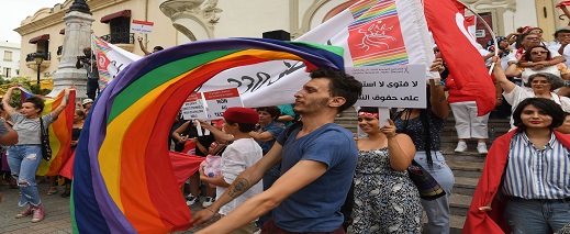 هل يريدون اللجوء إلى مليلية؟.. عشرات "المثليين" يحطون رحالهم بالناظور بعد فتح معبر بني انصار