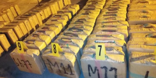 إحباط محاولة لتهريب ثلاثة أطنان و206 كلغ من "الشيرا" كانت موجهة للتصدير نحو الخارج إحباط محاولة لتهريب ثلاثة أطنان و206 كلغ من "الشيرا" كانت موجهة للتصدير نحو الخارج