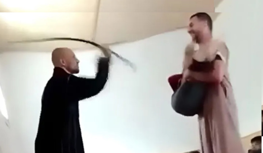 بعد فيديو "الفلقة".. وزير الأوقاف يعمم مذكرة رسمية وهذا ما حث عليه بعد فيديو "الفلقة".. وزير الأوقاف يعمم مذكرة رسمية وهذا ما حث عليه