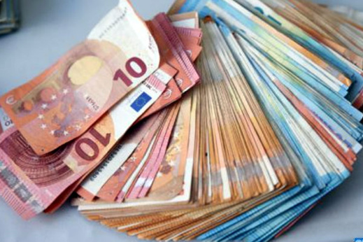 حجز أزيد من 46 ألف أورو وملابس فاخرة حاول مهاجر مغربي إدخالها للمغرب حجز أزيد من 46 ألف أورو وملابس فاخرة حاول مهاجر مغربي إدخالها للمغرب