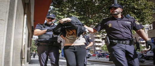 شابة مغربية في قبضة شرطة مليلية.. ادعت أنها موظفة في شركة الكهرباء لسرقة منازل الغير شابة مغربية في قبضة شرطة مليلية.. ادعت أنها موظفة في شركة الكهرباء لسرقة منازل الغير