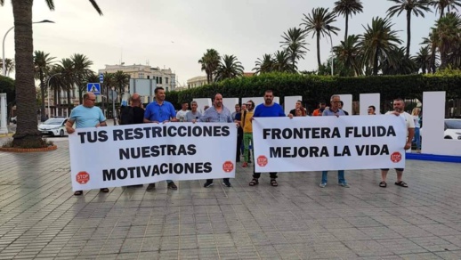 متظاهرون بمليلية يطالبون بإدخال الأسماك من الناظور متظاهرون بمليلية يطالبون بإدخال الأسماك من الناظور