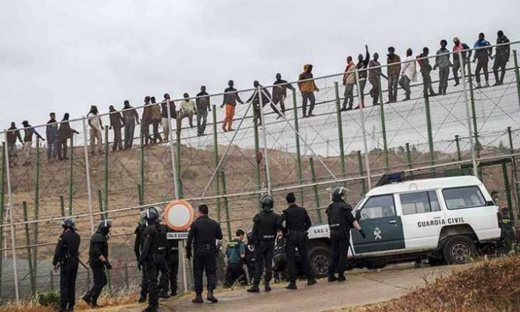 السلطات ترحل مهاجرين أفارقة لتفادي اقتحام مليلية