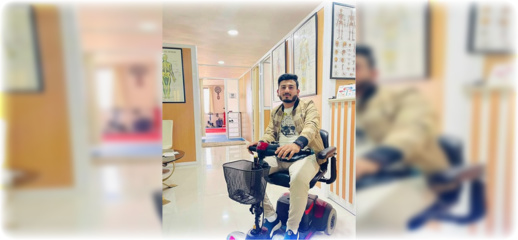 كمال شاب ناظوري أمله الوحيد أن يقف على رجليه من جديد
