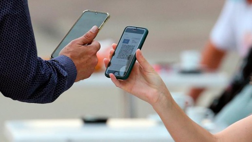 توقيف طالب متدرب متورط في تزوير جوازات التلقيح توقيف طالب متدرب متورط في تزوير جوازات التلقيح