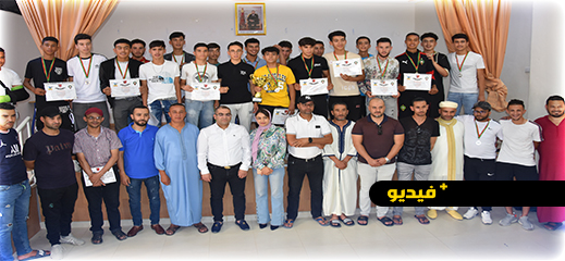 فريق الاتحاد الرياضي الدريوش يكرم لاعبيه بعد إحرازهم لقب وصيف بطل عصبة الشرق فريق الاتحاد الرياضي الدريوش يكرم لاعبيه بعد إحرازهم لقب وصيف بطل عصبة الشرق