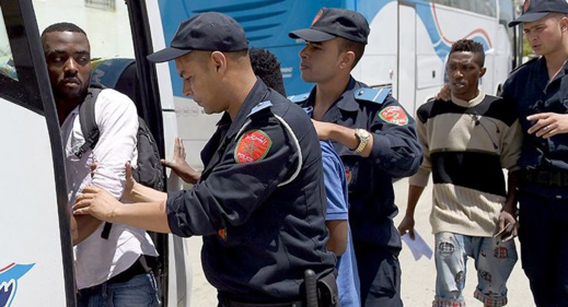 تجنبا لتكرار محاولة الاقتحام.. السلطات تبدأ في ترحيل المهاجرين من الناظور تجنبا لتكرار محاولة الاقتحام.. السلطات تبدأ في ترحيل المهاجرين من الناظور