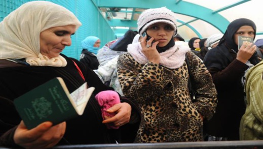 عاملات الفراولة يواجهن صعوبات في طريق العودة إلى المغرب عاملات الفراولة يواجهن صعوبات في طريق العودة إلى المغرب