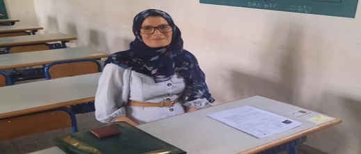 سيدة تبلغ من العمر 55 سنة تنجح في الحصول على شهادة البكالوريا سيدة تبلغ من العمر 55 سنة تنجح في الحصول على شهادة البكالوريا
