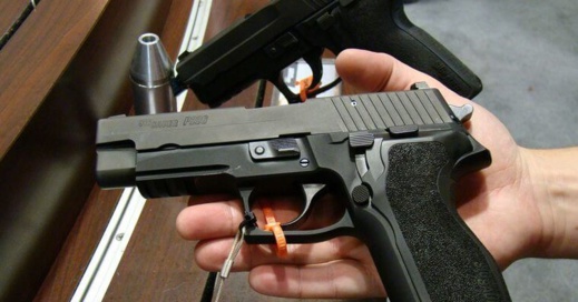 الجمارك بميناء بني أنصار تحجز على مسدس أتوماتيكي وخراطيش في سيارة مهاجر مغربي الجمارك بميناء بني أنصار تحجز على مسدس أتوماتيكي وخراطيش في سيارة مهاجر مغربي